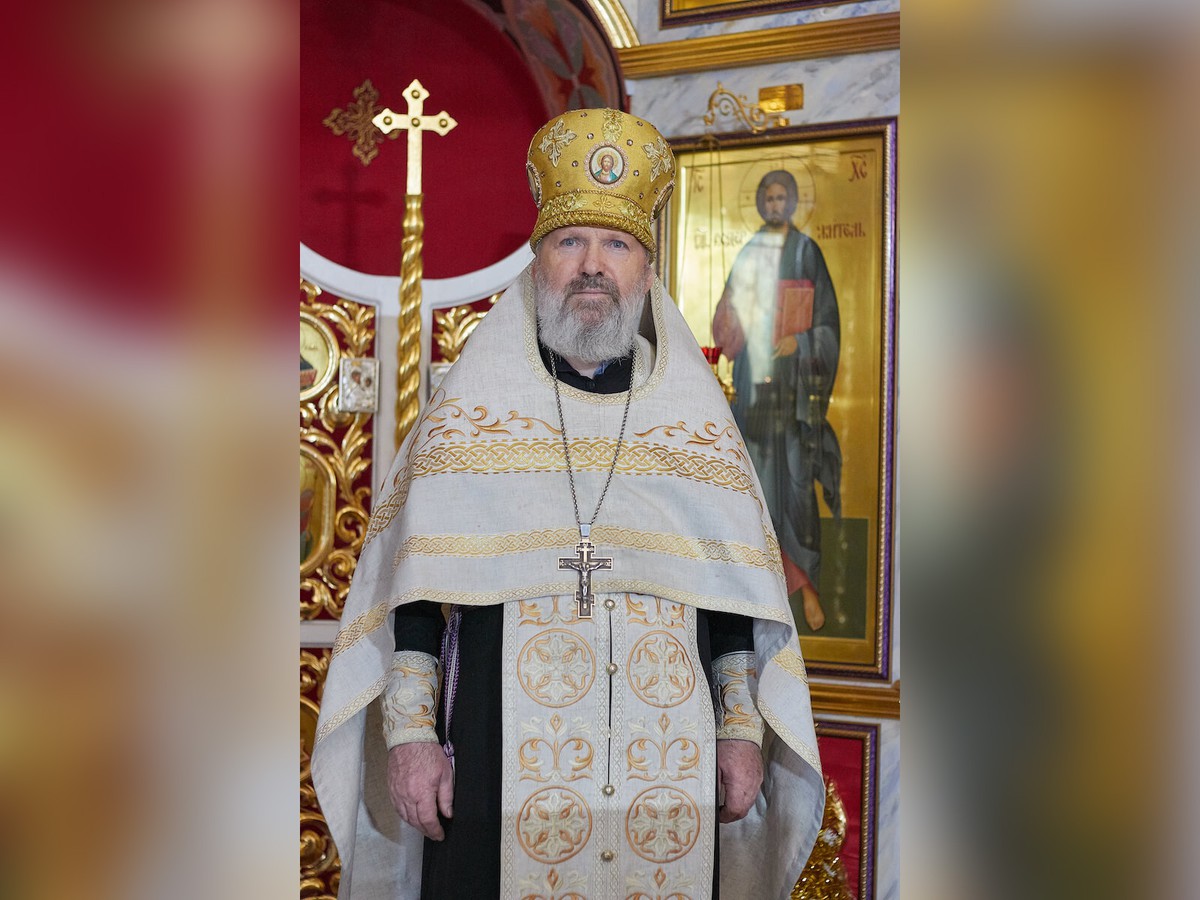И стар и млад с ним раскланяться рад