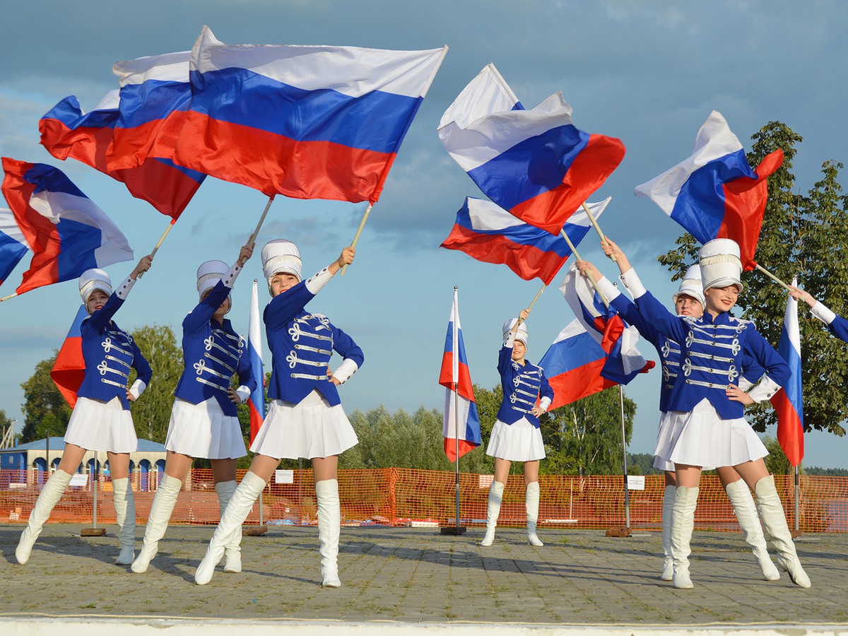 Владимир Кочетков и Дмитрий Махров поздравляют выксунцев с Днём России