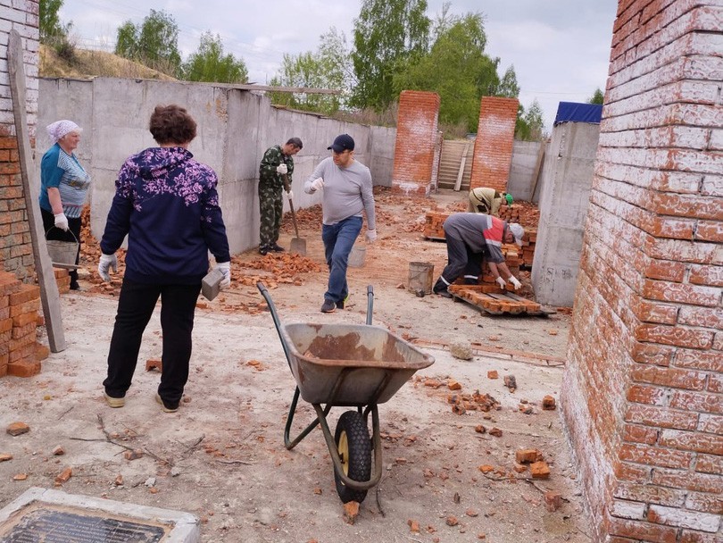 В посёлке Дружба прихожане и молодёжь провели субботник