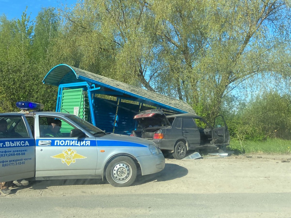 В Выксе легковушка врезалась в автобусную остановку