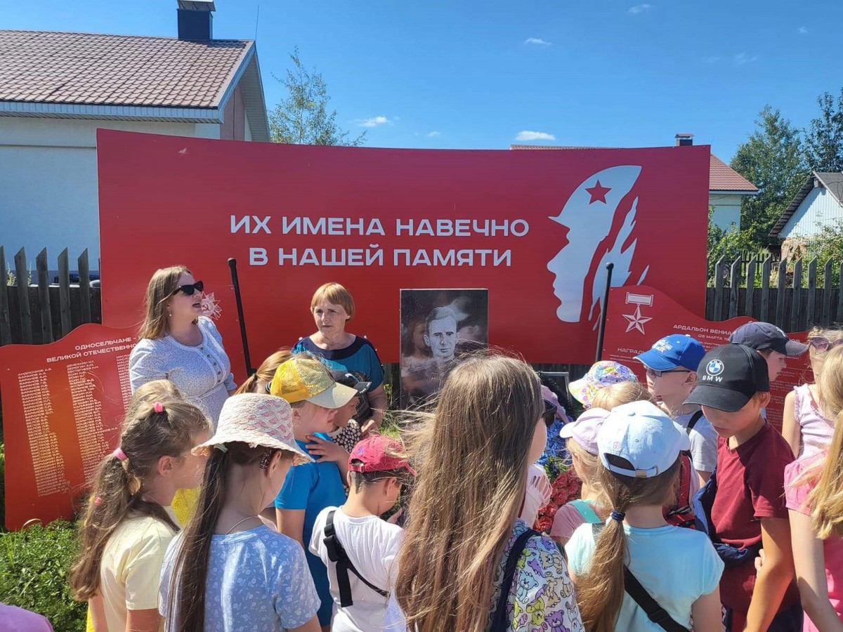 Ветераны Борковки провели урок мужества в Народном сквере