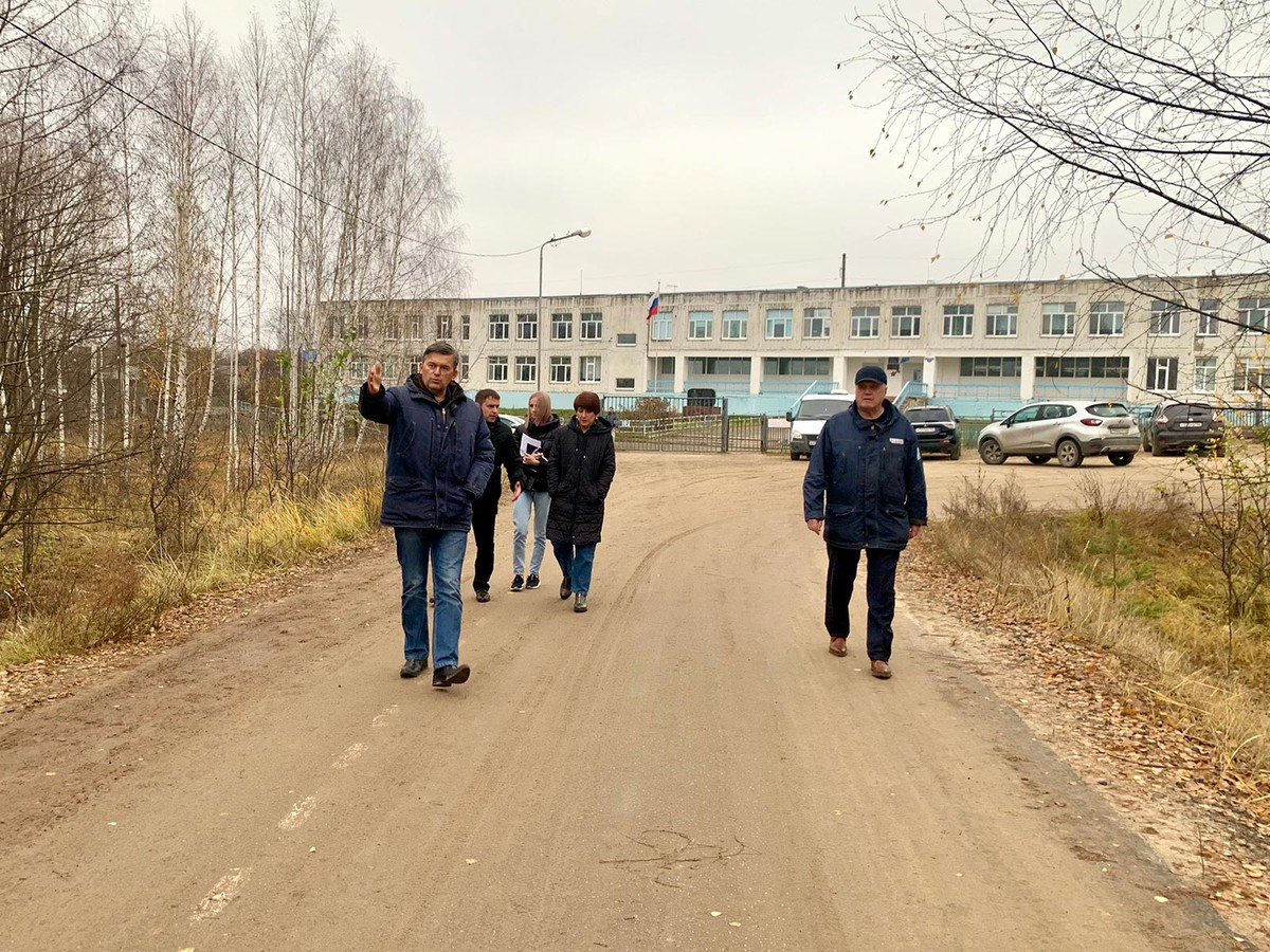 Глава МСУ обсудил конфигурацию будущего тротуара к Досчатинской школе