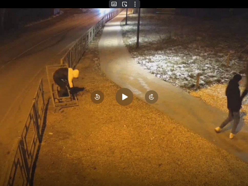 Вандалы повредили часть ограждения рядом с Шухов-парком