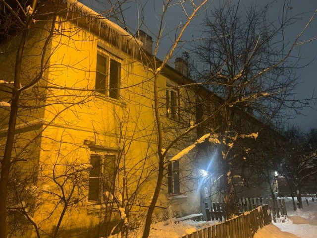 В результате схода снега и наледи с крыши пострадала выксунка