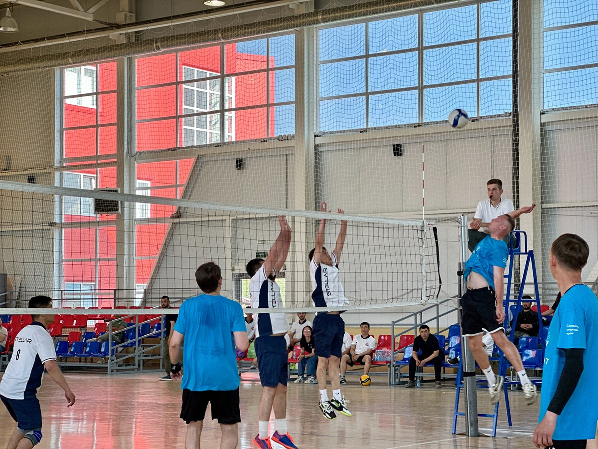 Спортсмены компаний сыграли товарищеский матч по волейболу