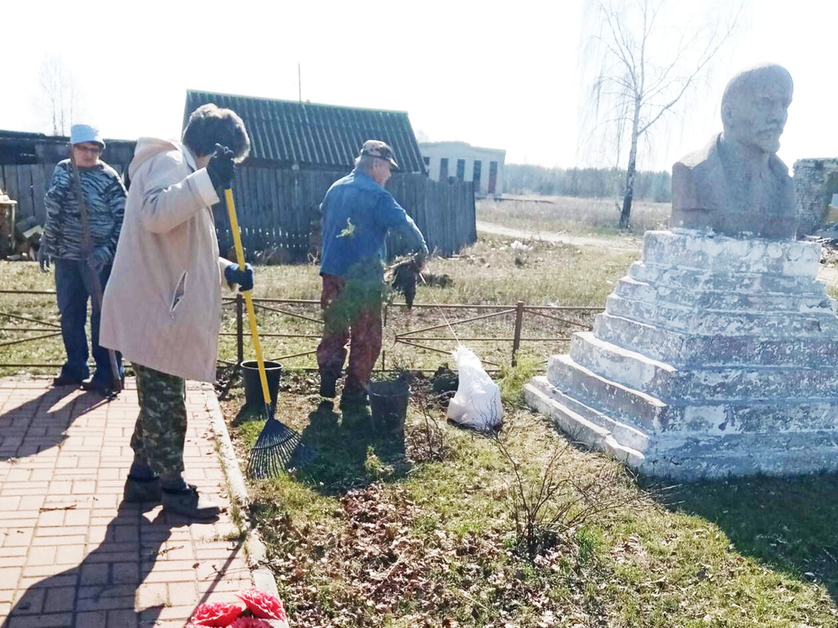 В Нижней Верее прошёл субботник у памятника погибших