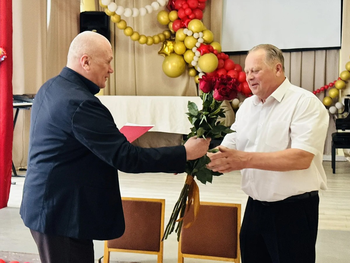 Глава МСУ Владимир Кочетков поблагодарил директора Выксунской детской школы искусств Виталия Абрамова за самоотверженный труд и преданность своему делу