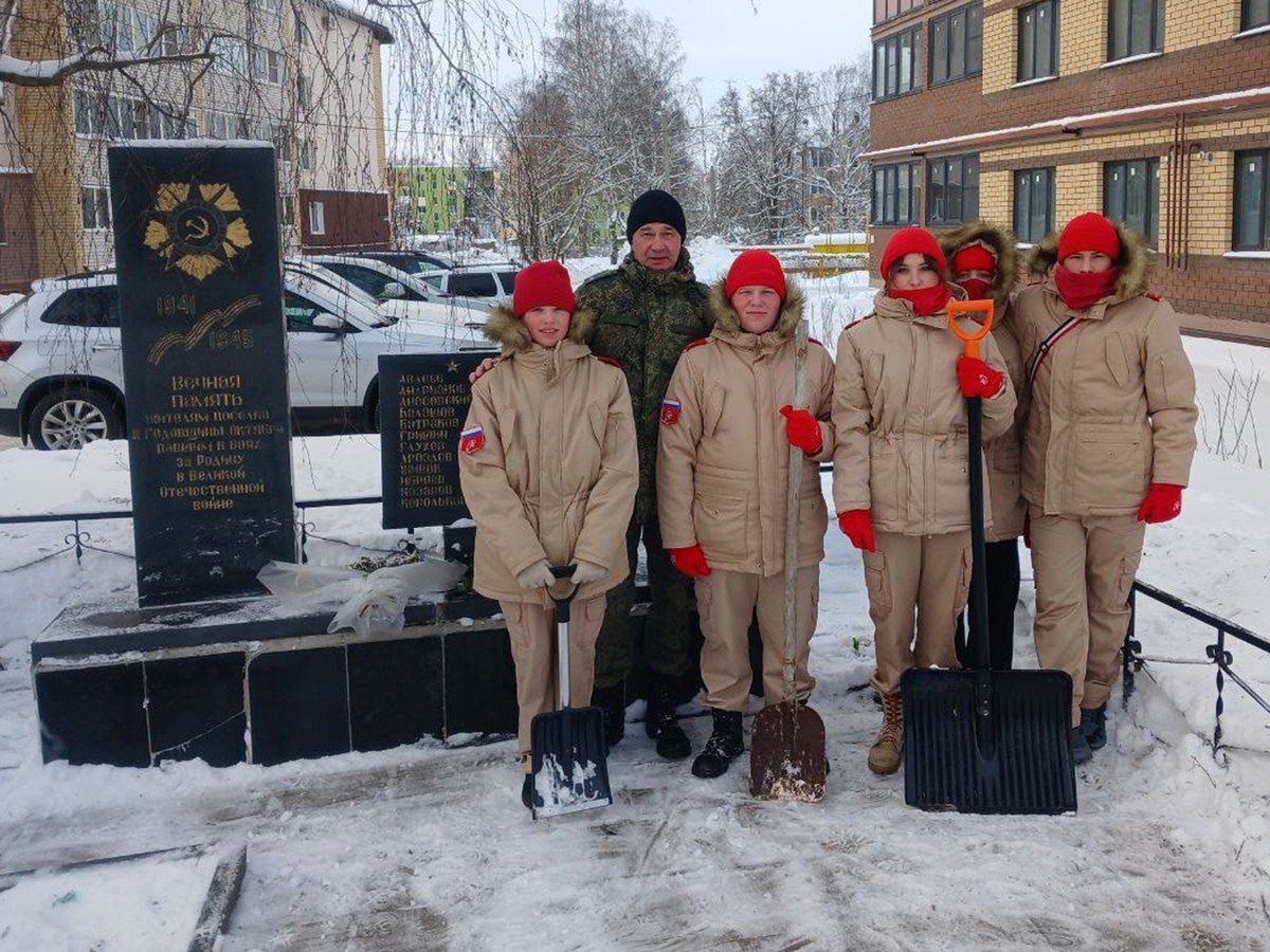 Юнармейцы очистили от снега мемориал на улице Красные Зори