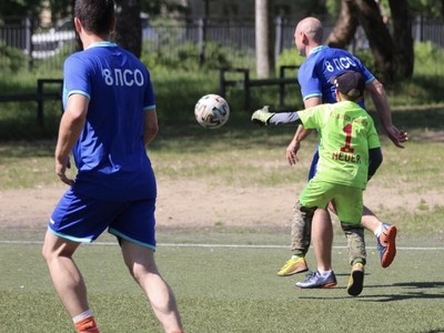 Сотрудники МЧС и юные спортсмены сыграли в футбол