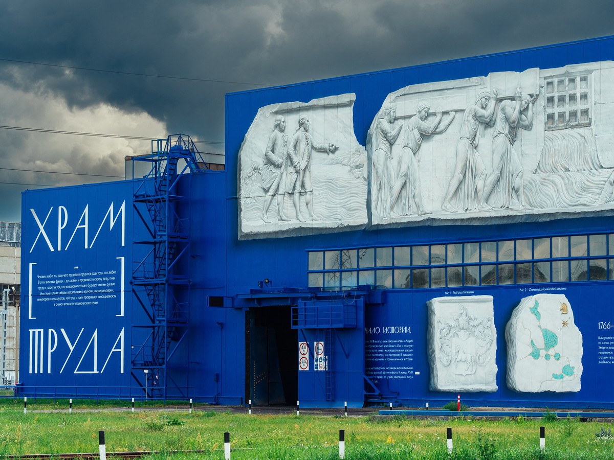 Новый мурал уважения к труду появился в индустриальном стрит-арт-парке