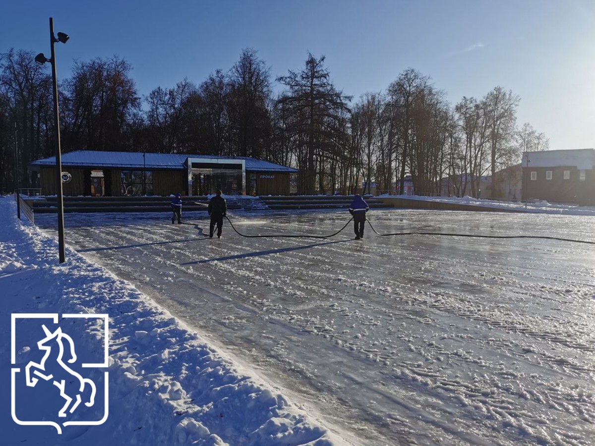 Идёт заливка центрального городского катка