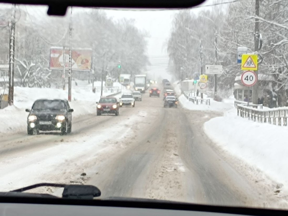 Коммунальщики активно борются со снегом