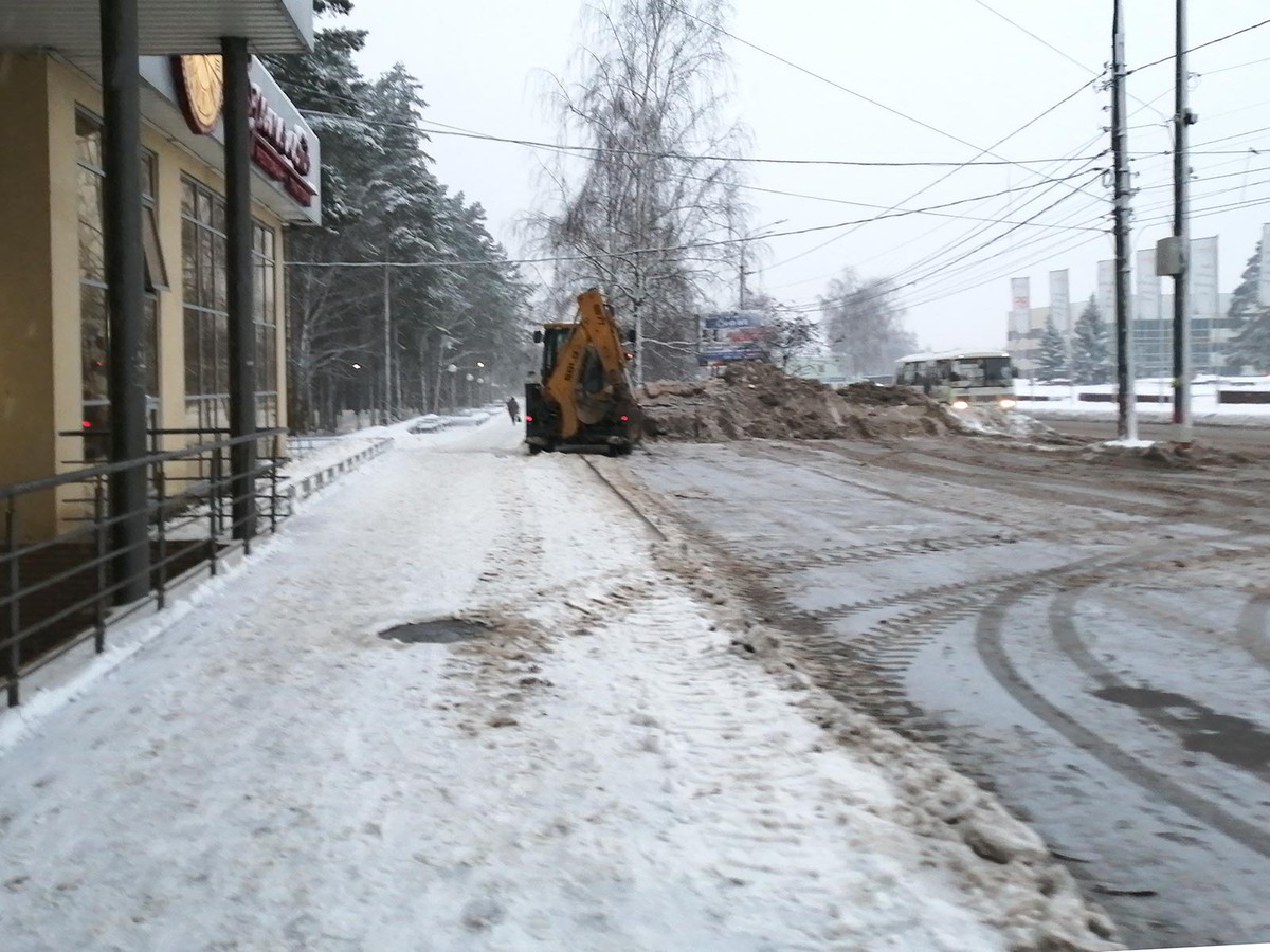 В связи со снегопадом дорожные службы перешли на круглосуточный режим работы