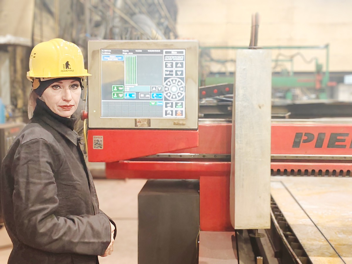 Светлана Ечина трудится на заводе «Дробмаш» уже 14 лет, более половины из них – резчиком металла