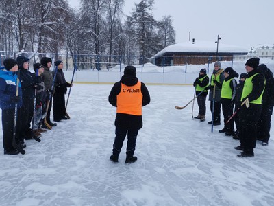 Дворовые команды округа сыграли в хоккей с мячом в валенках