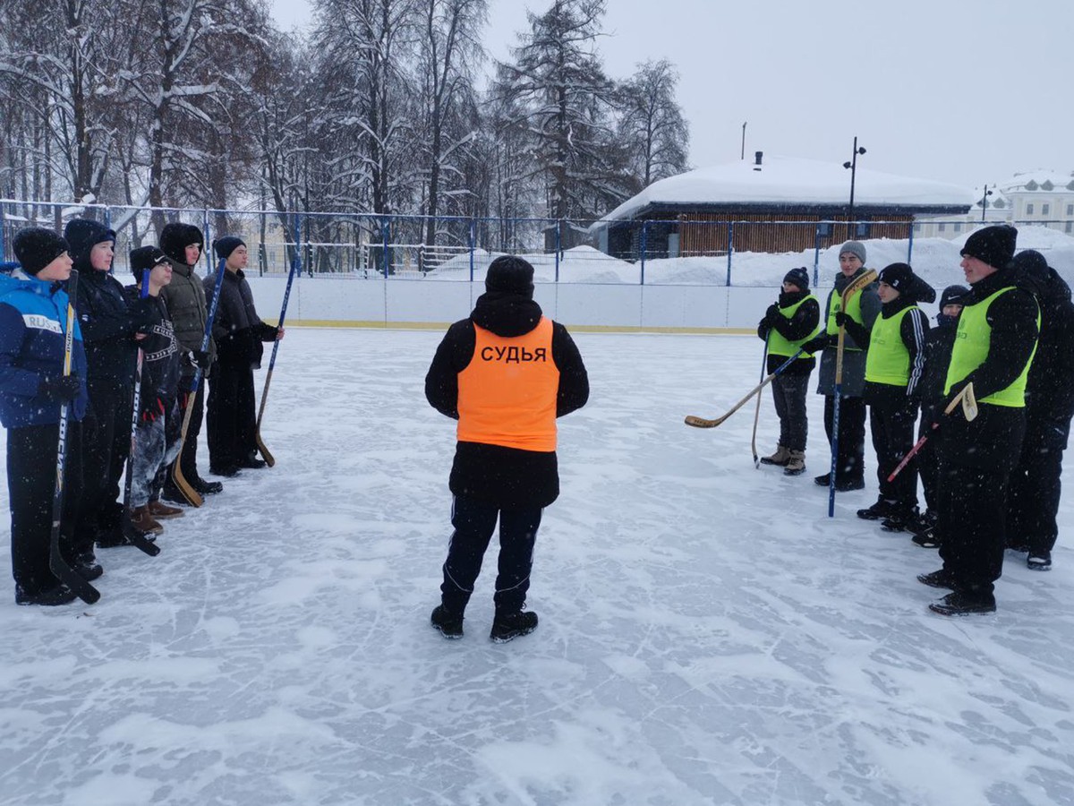 Дворовые команды округа сыграли в хоккей с мячом в валенках