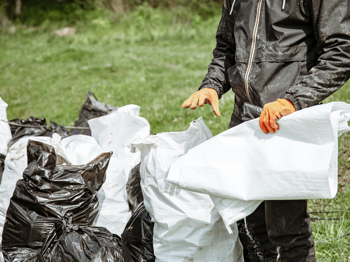 Куда должны выбрасывать мусор кафе и магазины, расположенные в жилом доме?