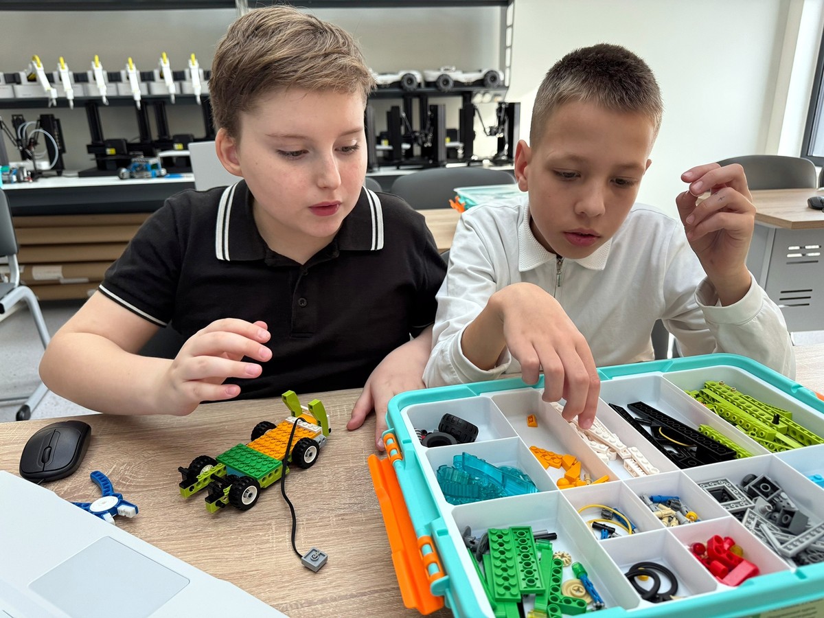 Создавали косметику и собирали автомобиль