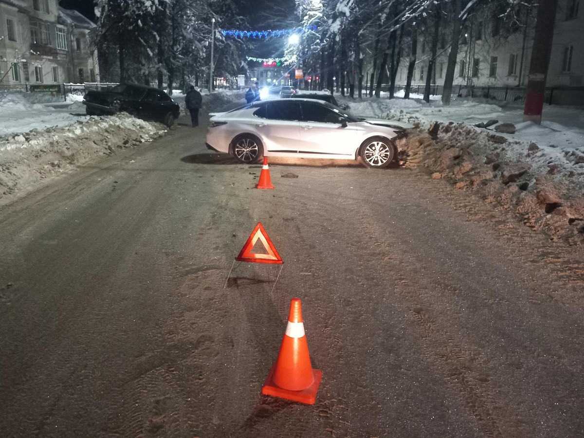 На улице Островского столкнулись две иномарки
