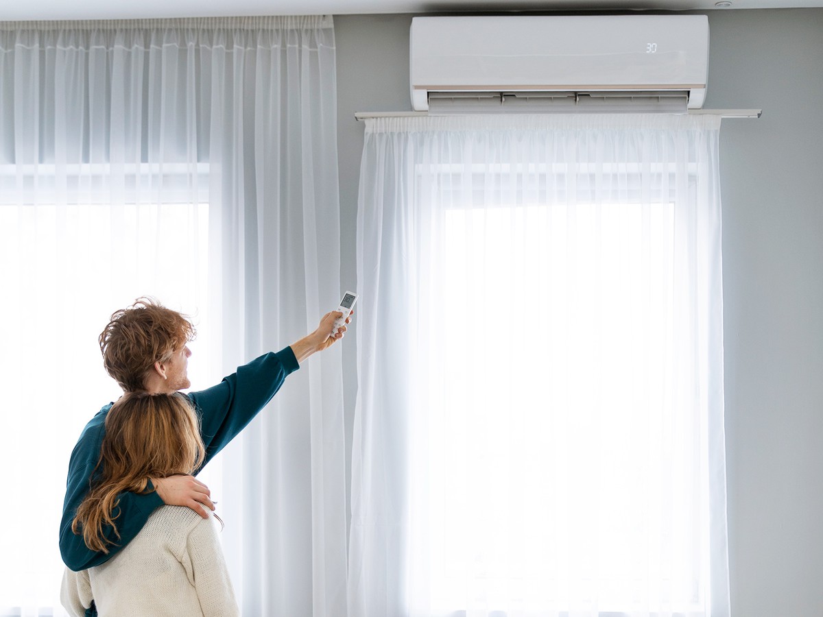 Куда жаловаться, если из кондиционера соседей капает вода на наш подоконник?