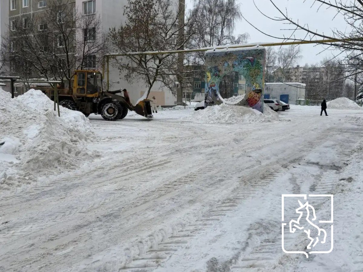 Дорожные и коммунальные службы продолжают расчистку улиц и дворов после снегопадов