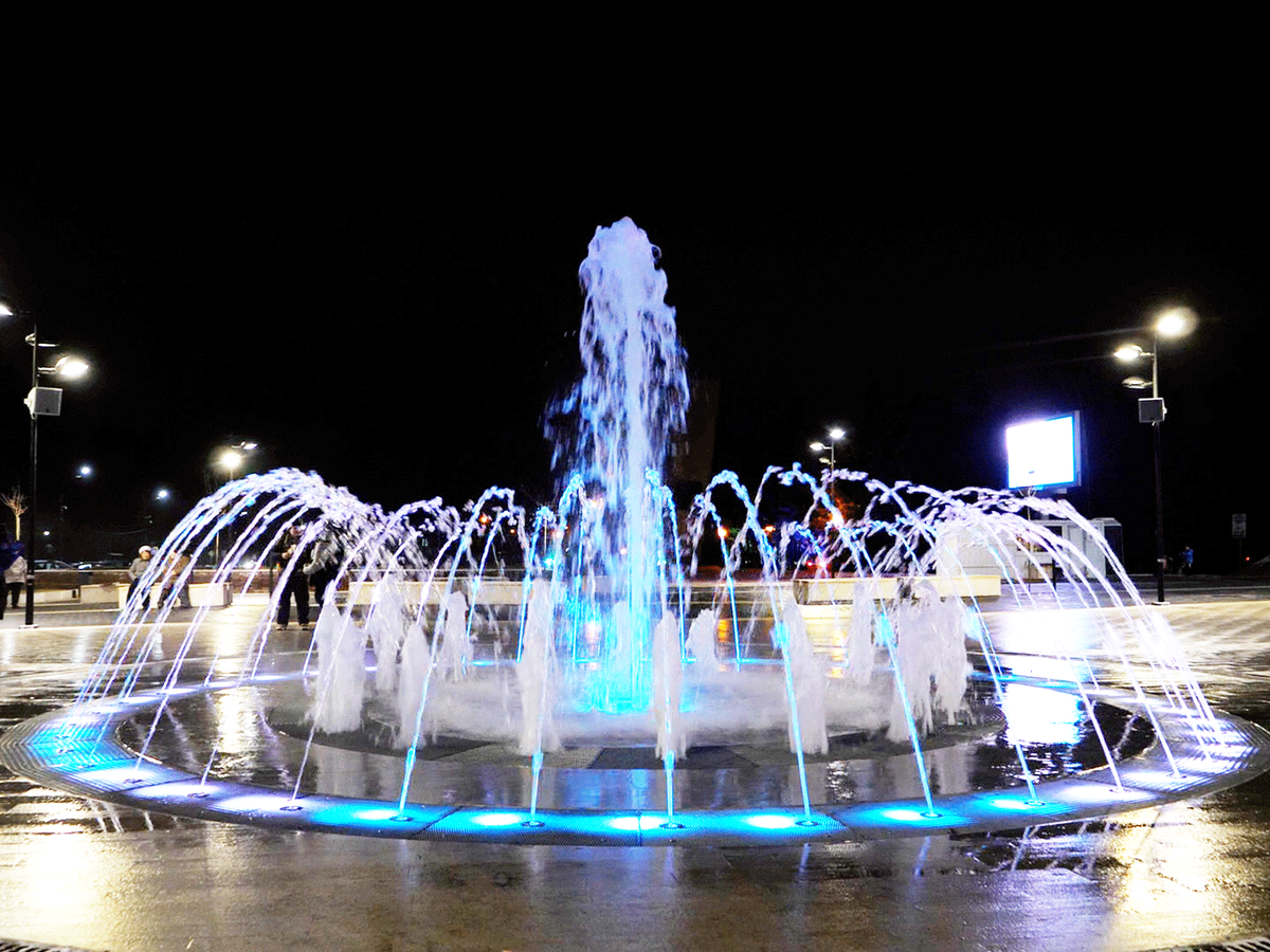 На площади Октябрьской революции состоялся  пробный пуск светомузыкального фонтана