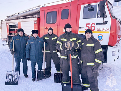 Пожарные помогли расчистить снег