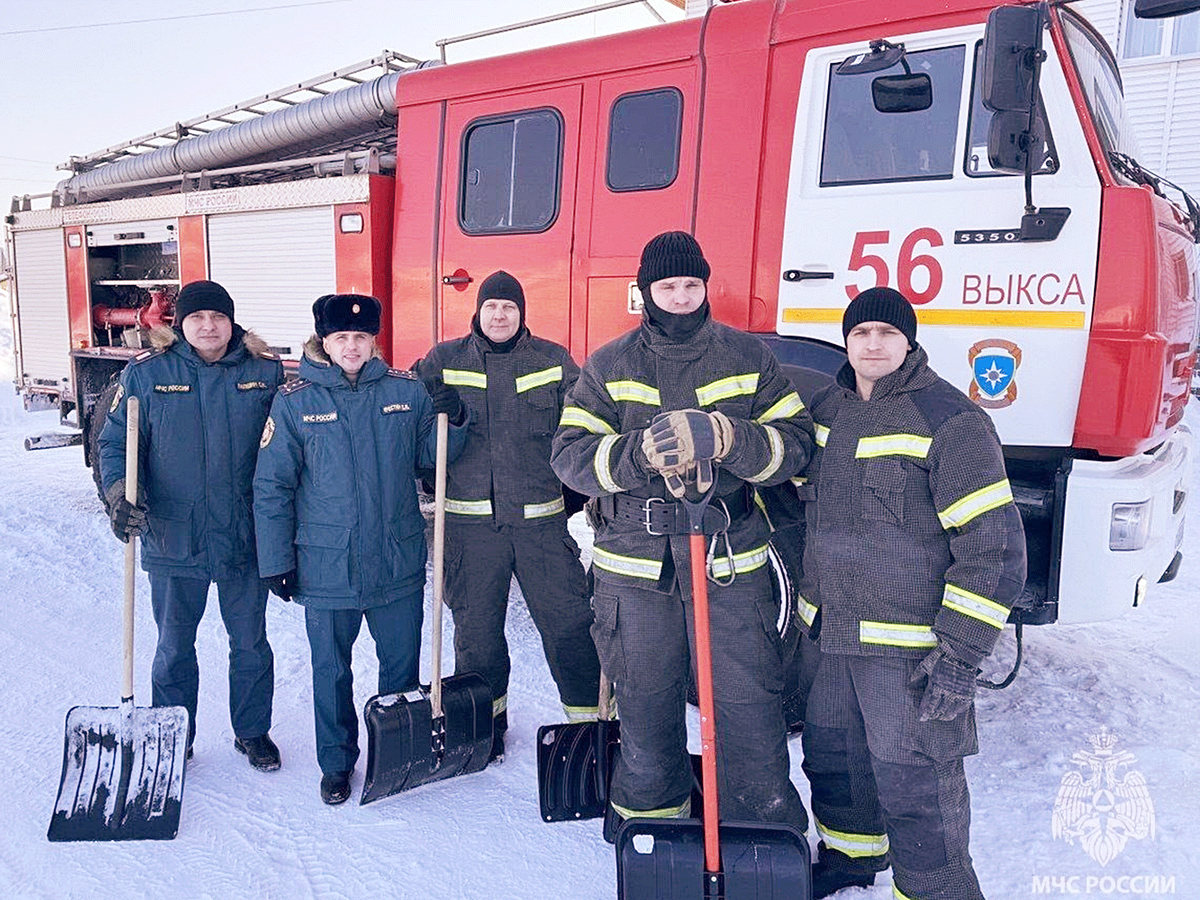 Пожарные помогли расчистить снег