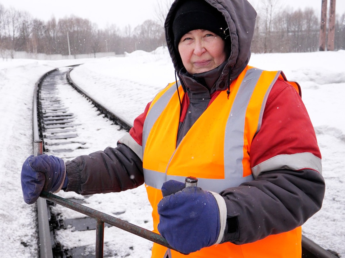 Елена Щёкина уже четверть века работает монтёром пути в железнодорожном цехе Выксунского завода ОМК