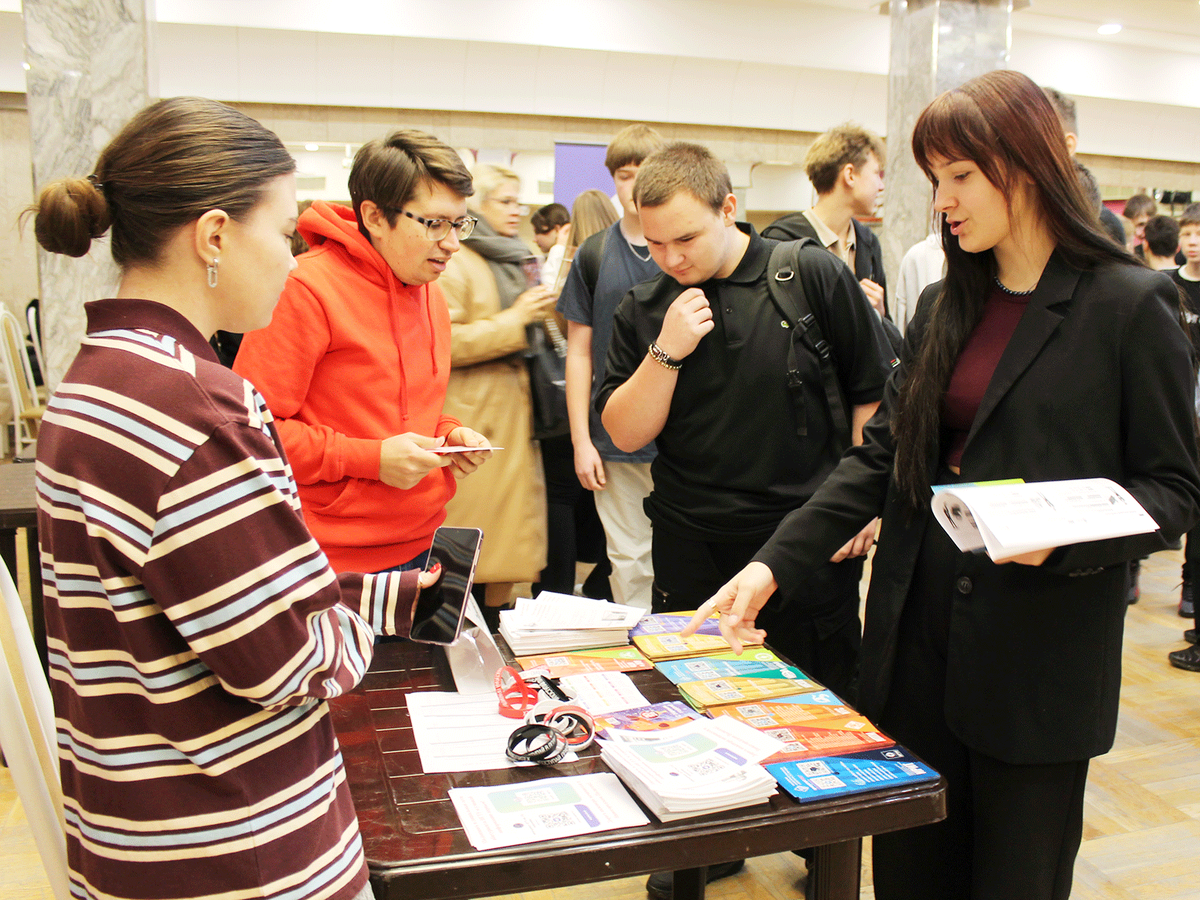 В ДК имени  И.И. Лепсе прошла профориентационная выставка учебных мест «Куда пойти учиться»