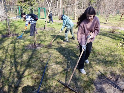Учащиеся шести школ округа приводили в порядок дендрарий