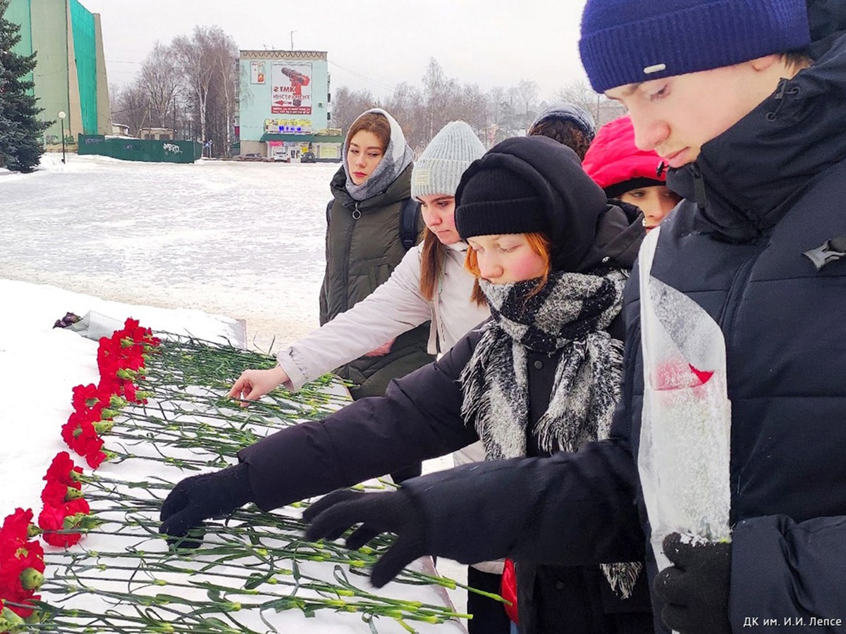 На площади Октябрьской революции состоялся митинг, посвящённый снятию блокады Ленинграда
