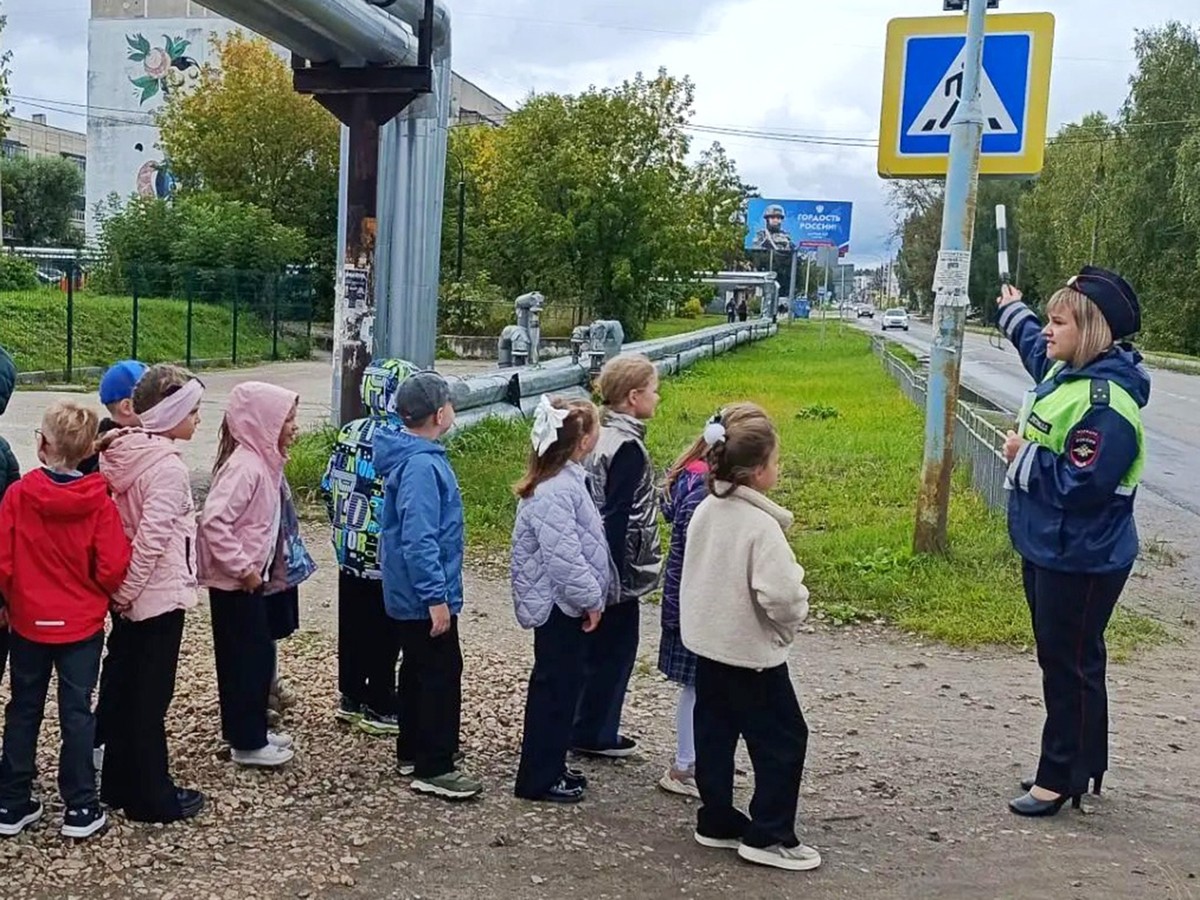 Автоинспекторы учат первоклассников ПДД на практике