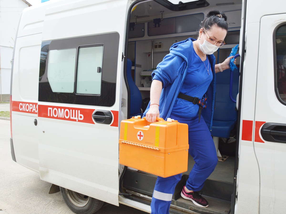 Водитель грузовика упал в смотровую яму и получил травму