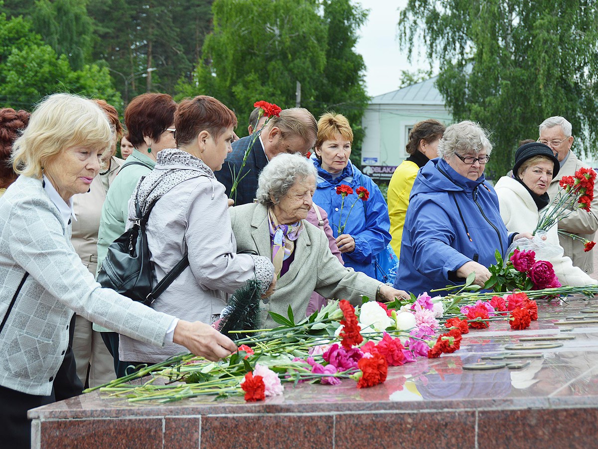 На площади Октябрьской революции прошёл митинг «Забыть не имеем право»