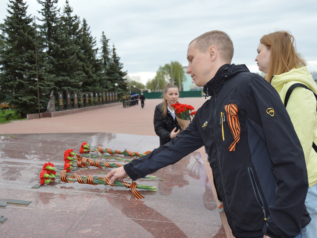 Владимир Кочетков и Дмитрий Махров поздравляют выксунцев с Днём Победы
