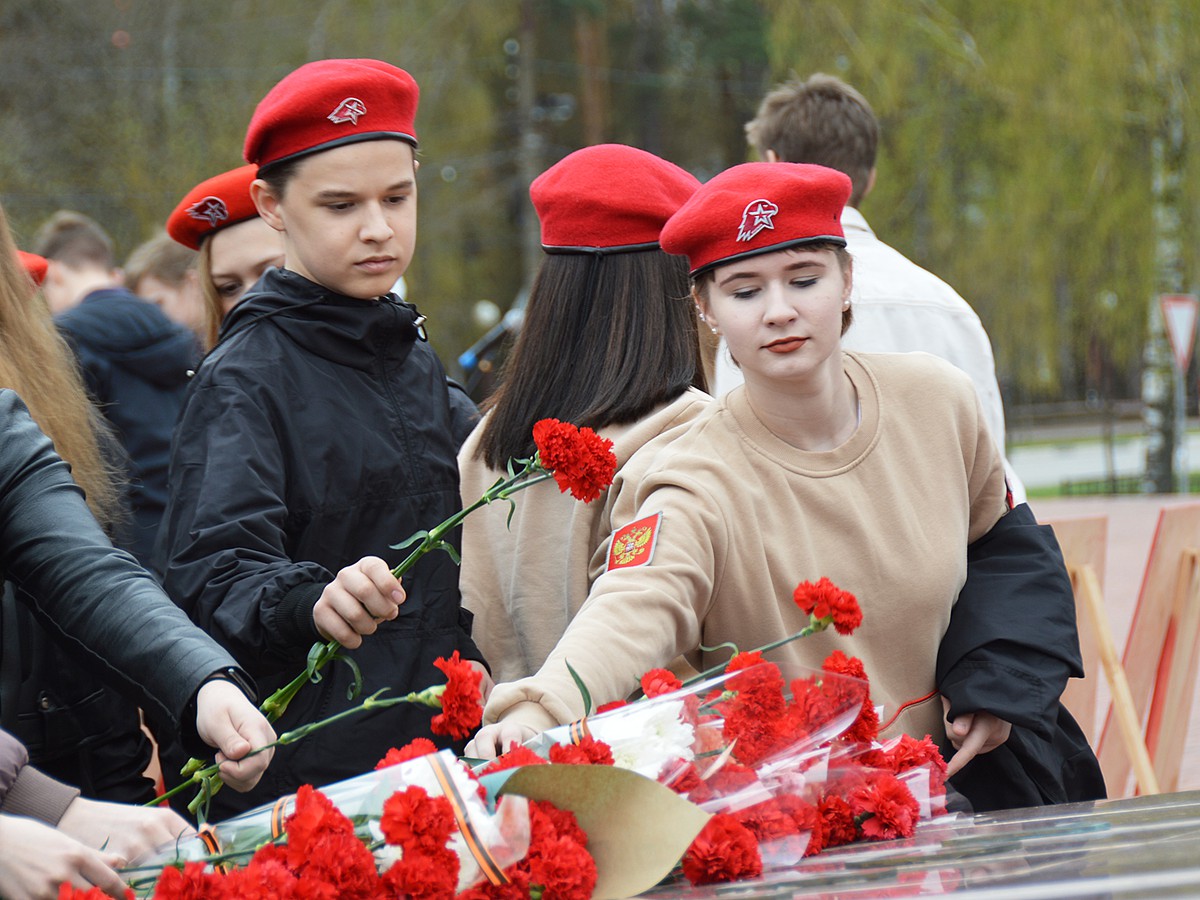 На площади Октябрьской революции раздавали Георгиевские ленточки