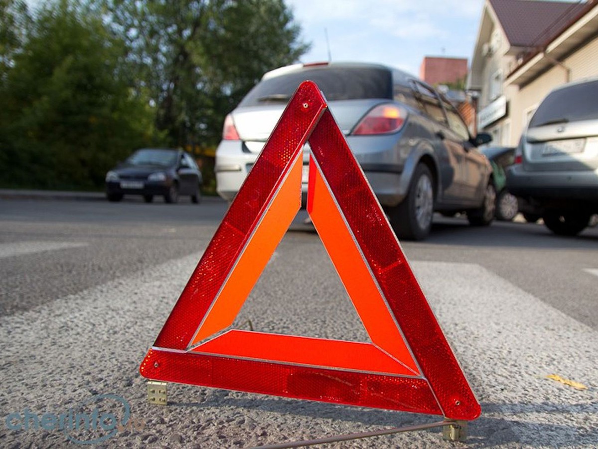 В Выксе Lada Samara врезалась в опору ЛЭП