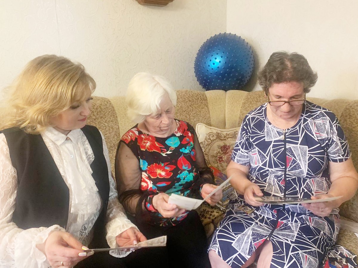 Маму героя поздравили с праздниками