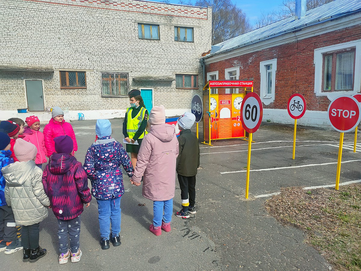 Детсадовцев научили правильно вести себя в автомобиле