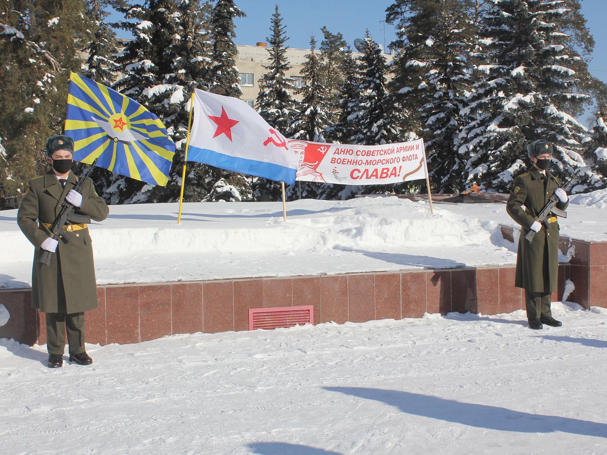 Владимир Кочетков и Дмитрий Махров поздравляют выксунцев с Днём защитника Отечества
