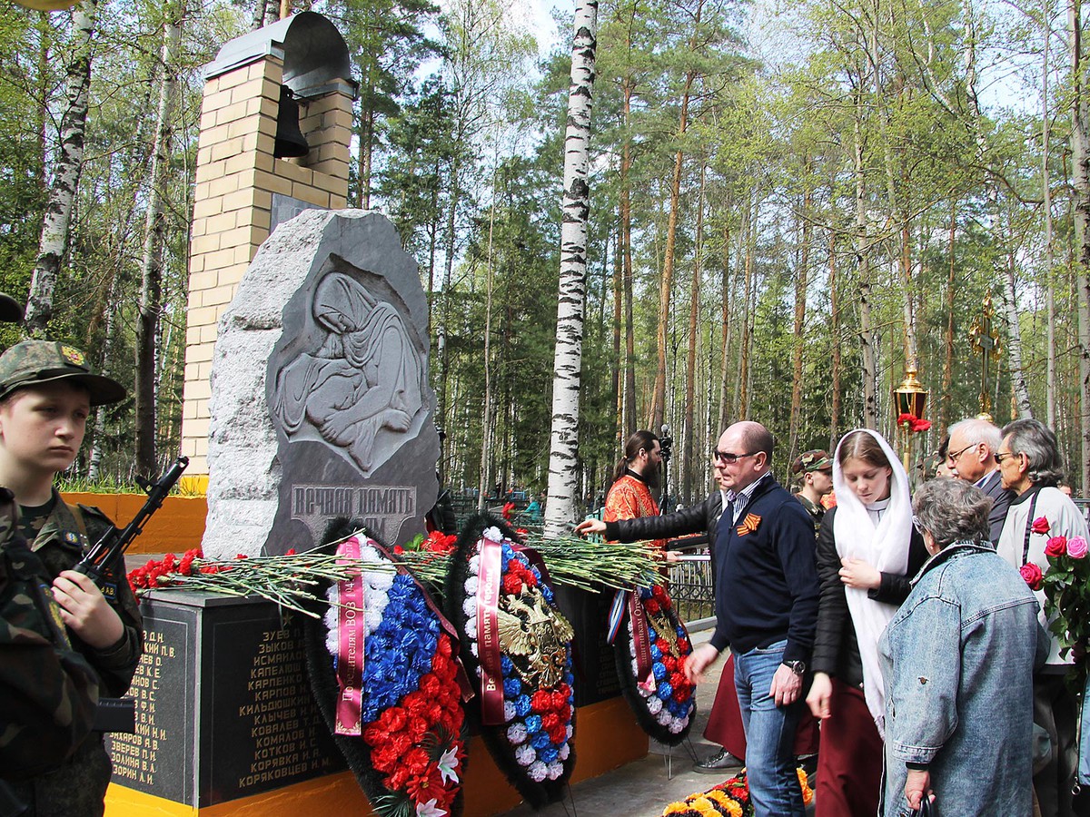 Сегодня на Северном кладбище состоялся митинг и возложение венков и цветов к воинскому мемориалу