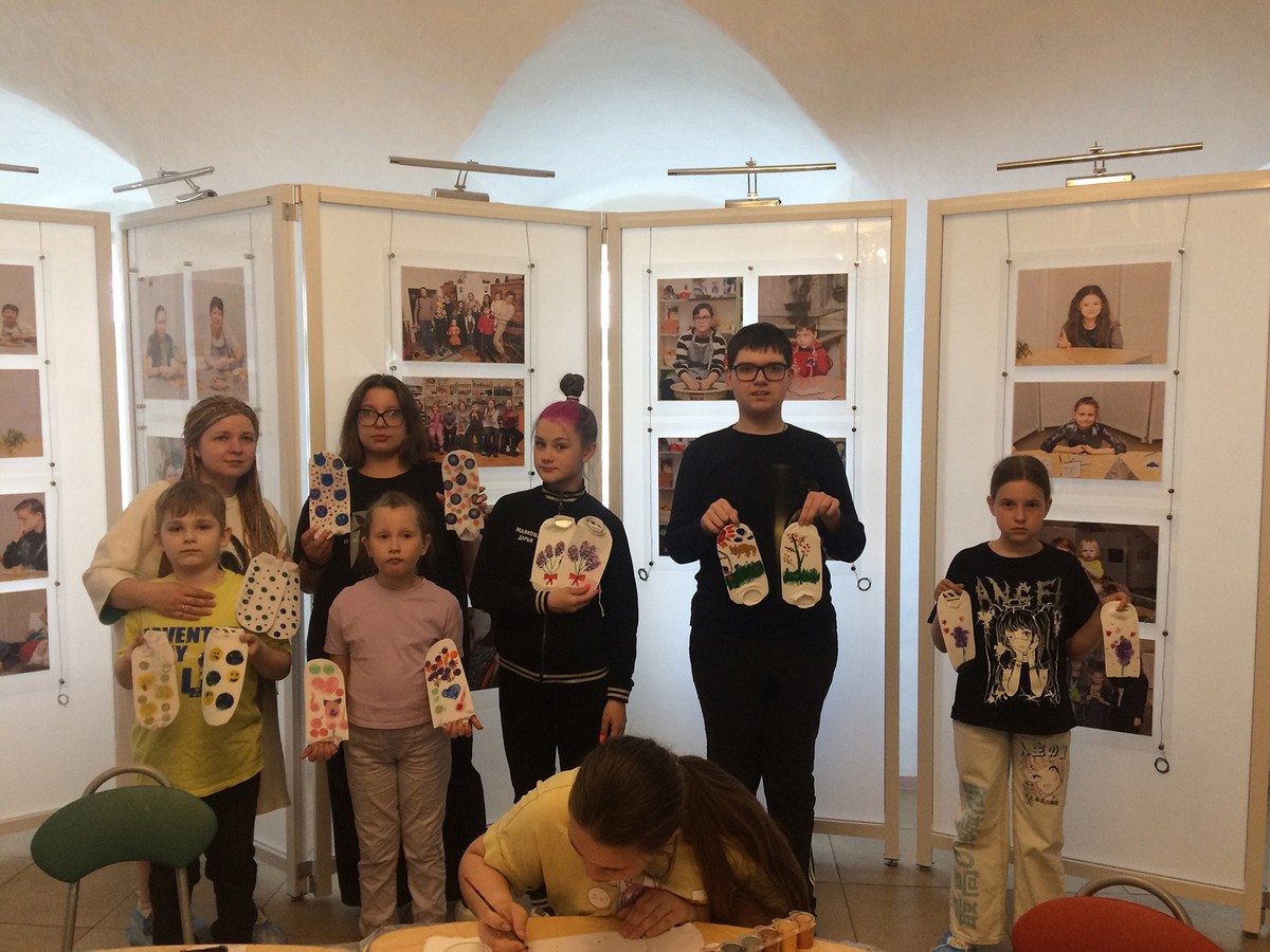 Девчонки и мальчишки, а также их родители