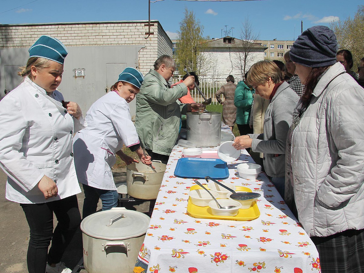 Праздник встречали концертом и с «полевой кухней»