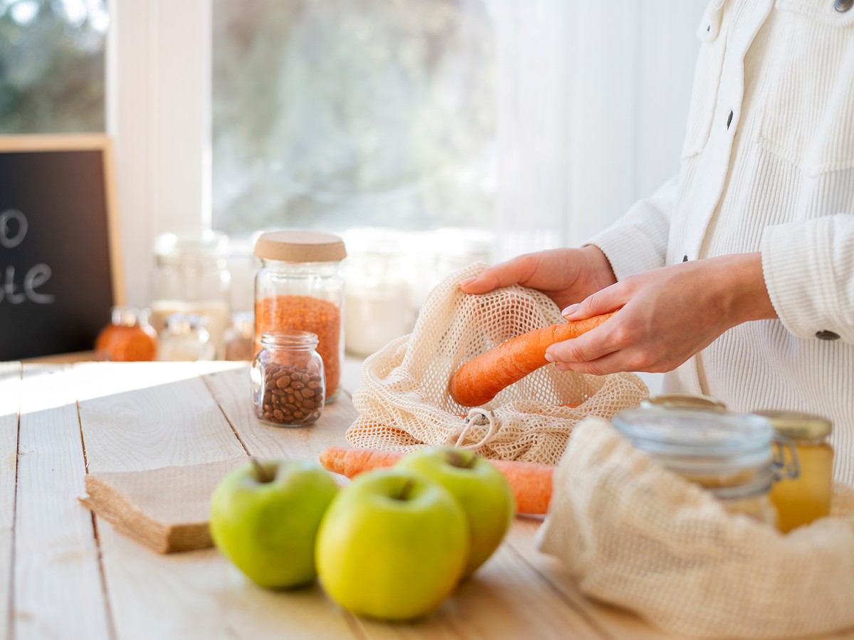 Какие продукты хранить год, а какие – месяц