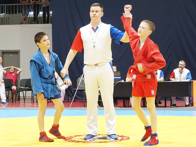 Завоевал золото на первых соревнованиях