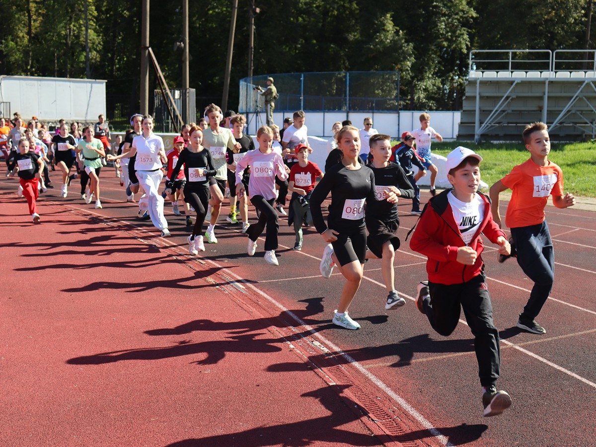 На стадионе «Металлург» состоялся забег «Кто бежит? Все бегут!»