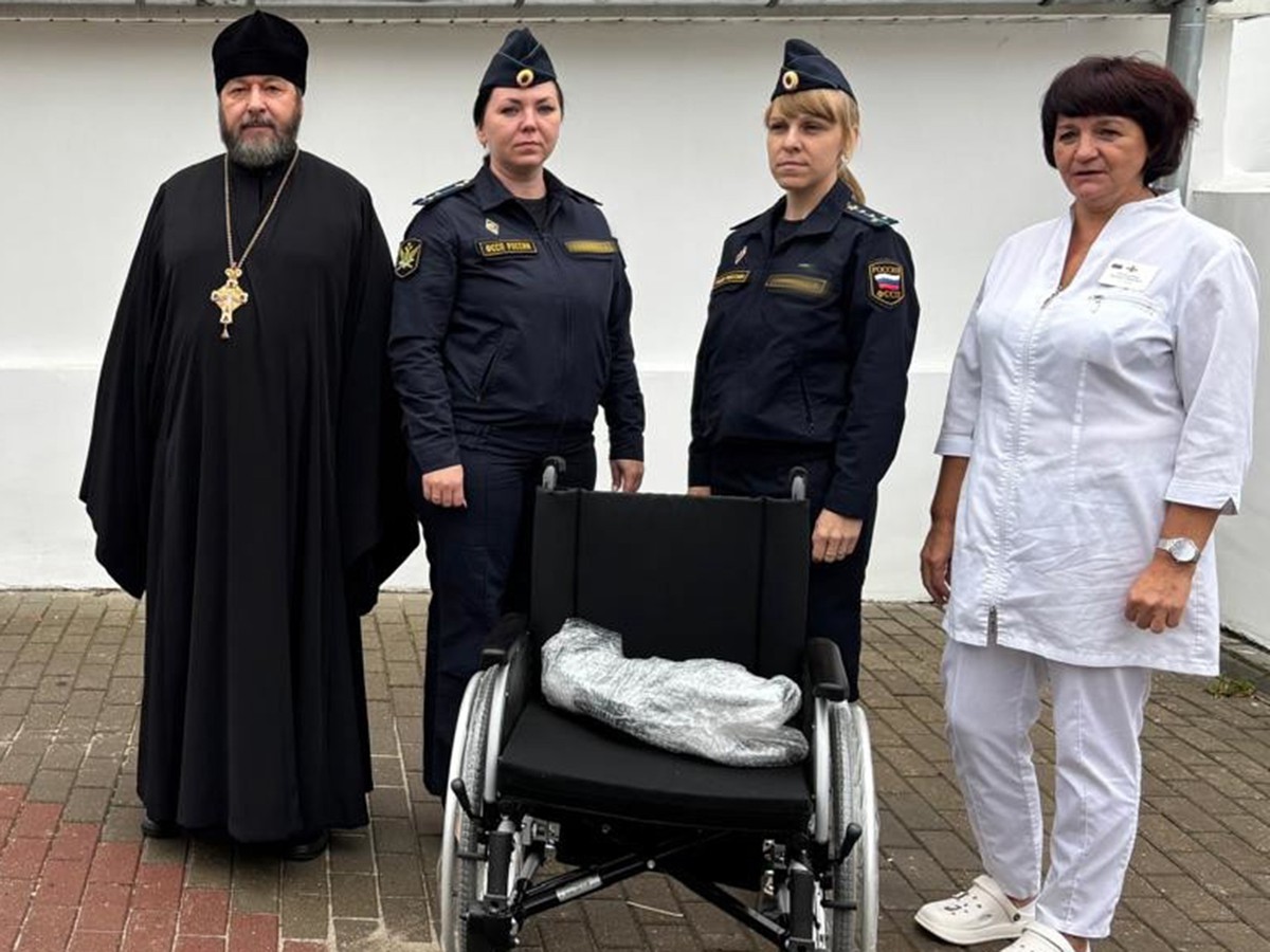 Судебные приставы подарили военному госпиталю инвалидную коляску