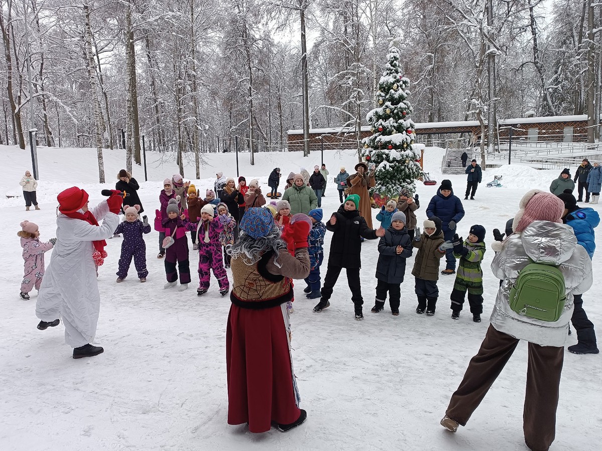 Спектакль «Зимняя круговерть» завершил новогоднюю программу парка