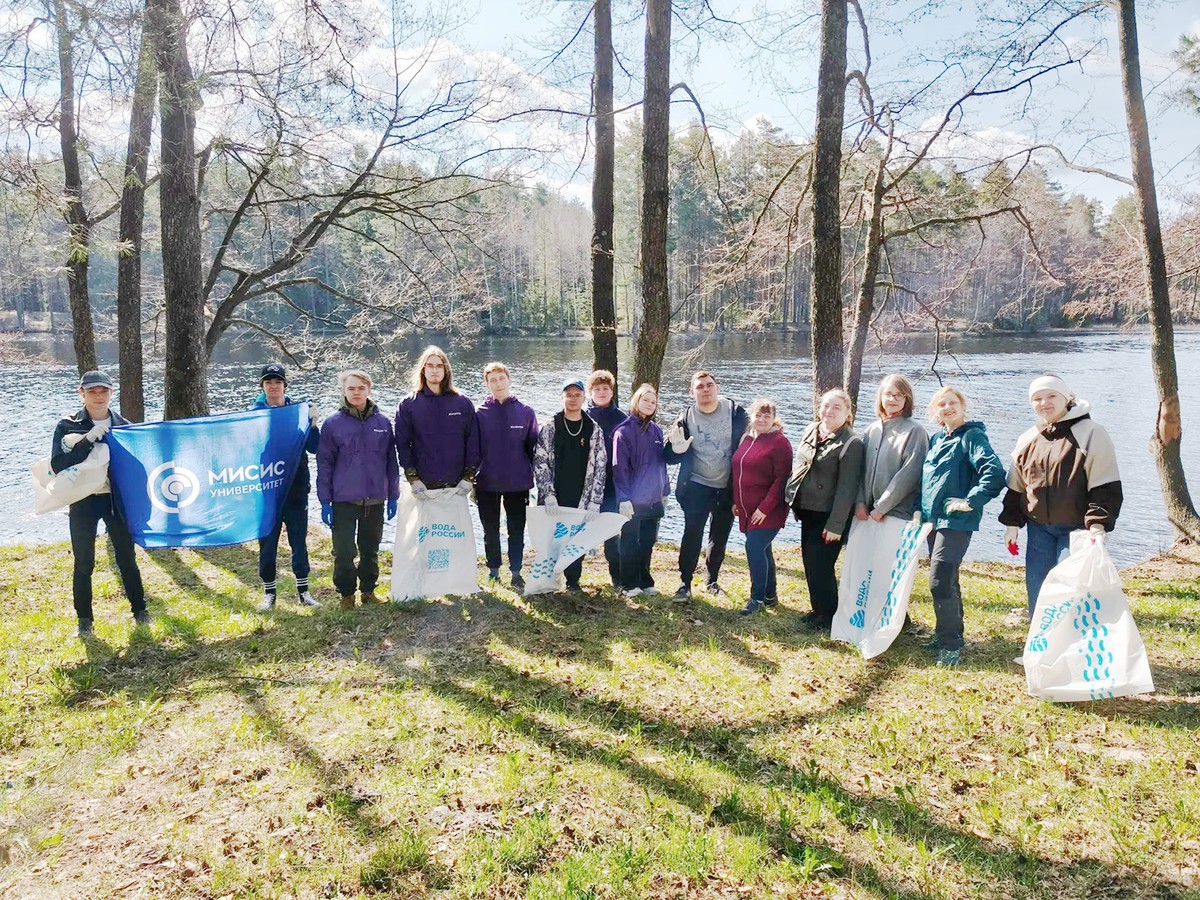 Активисты Молодёжного центра Выксы совместно со студентами Выксунского филиала НИТУ «МИСиС» вышли на уборку берега Верхнего пруда